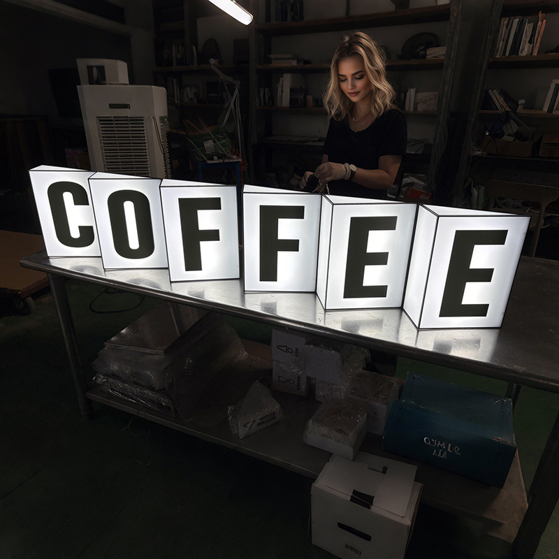 Outdoor Custom Round LED Light Box Sign Double Sided Blade Sign Wall Mounted Illuminated logo Signage for Shop Storefront